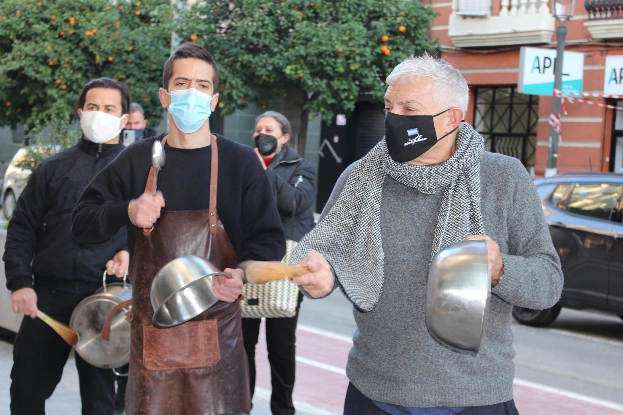 Cacerolada de la hostelería en contra del cierre a las 17 horas