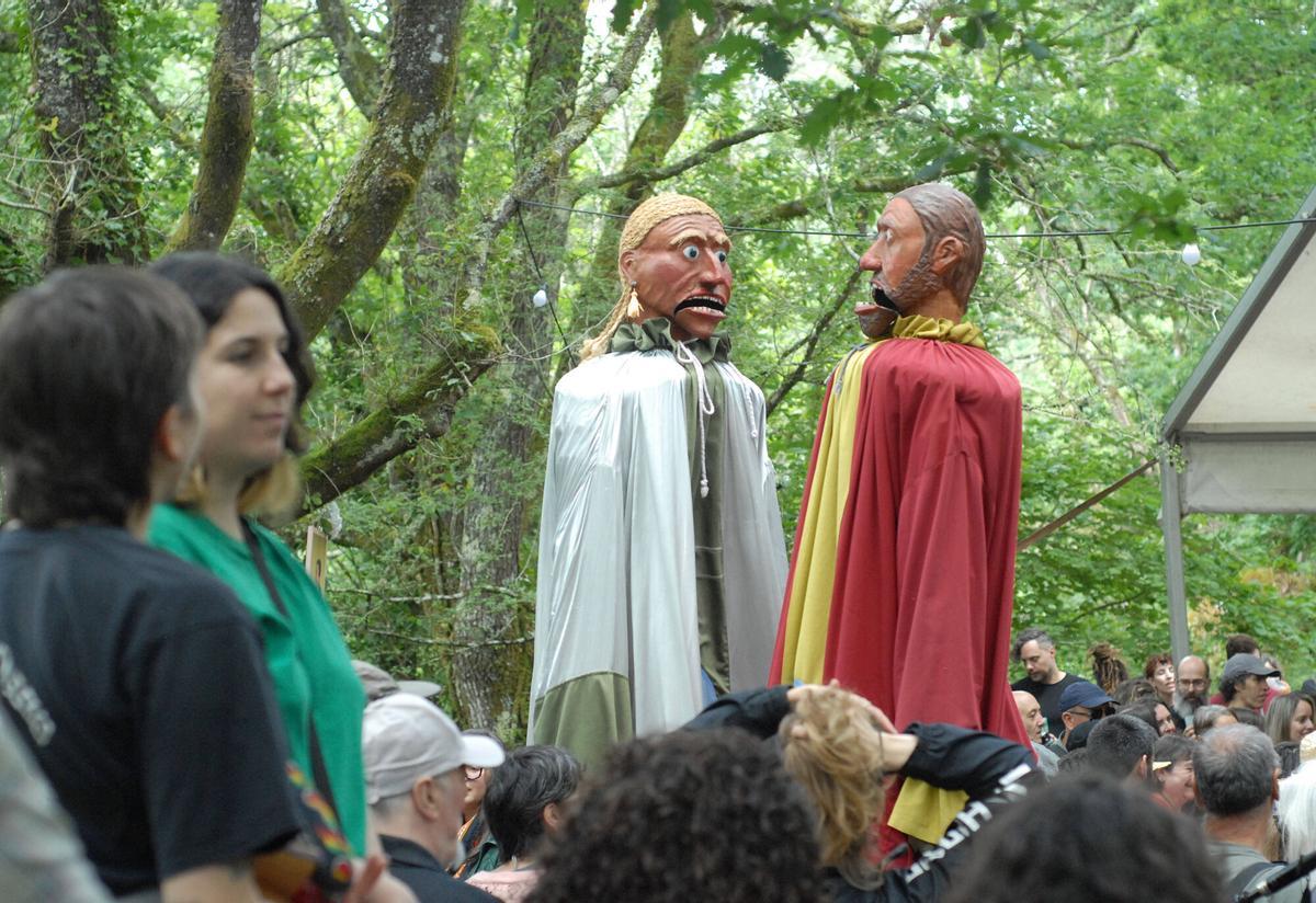 O mosteiro e o seu entorno ateigáronse de "devotos" da Santa Ferreña. O mosteiro e o seu entorno ateigáronse de "devotos" da Santa Ferreña.