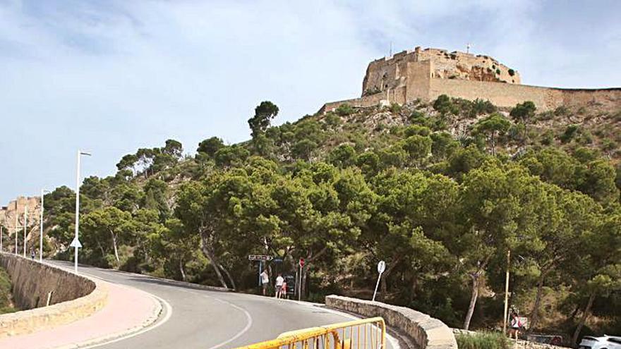 Una de las zonas valladas en el recorrido de la subida al castillo de Santa Bárbara. 