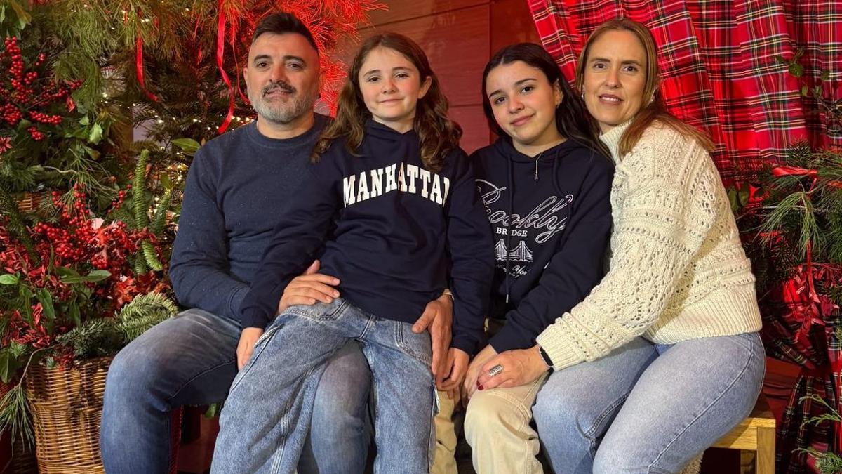 Juan Manuel y Piedad, con sus dos hijas.