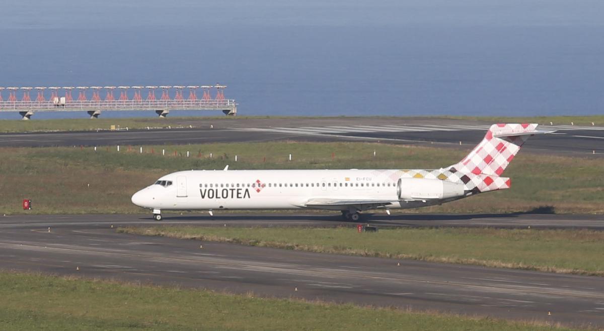 Un avión de Volotea en el aeropuerto de Asturias