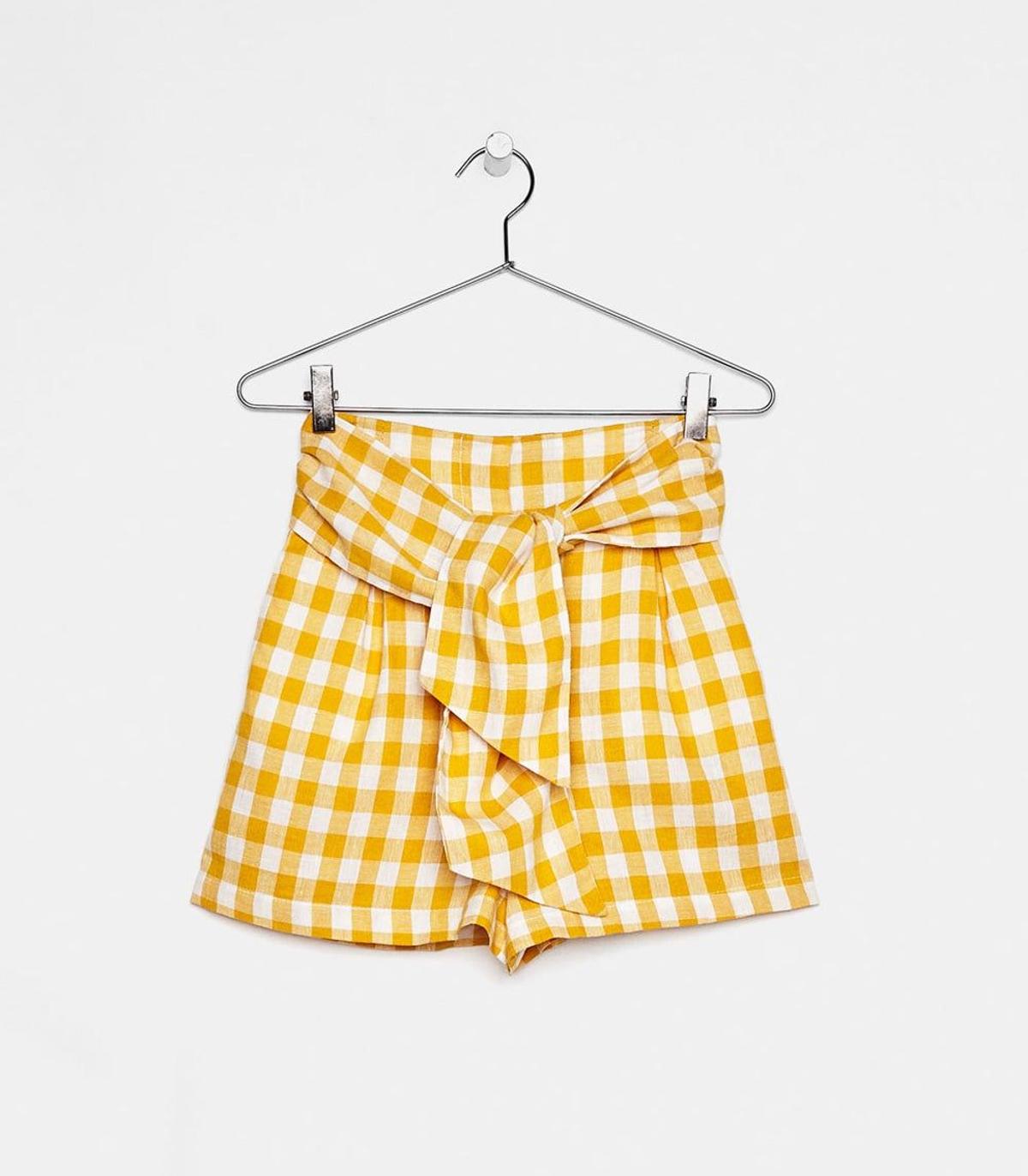 Short de lino con cinturón (Precio: 9,99 euros)