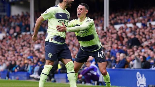 Gundogan y Phil Foden celebran el tanto que abría el marcador para el equipo celeste. | // AGENCIAS