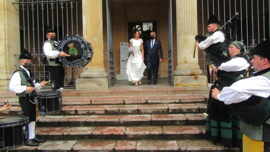 Dos bodas y un bautizo en 90 minutos: el trajín festivo de una querida familia de Cangas de Onís