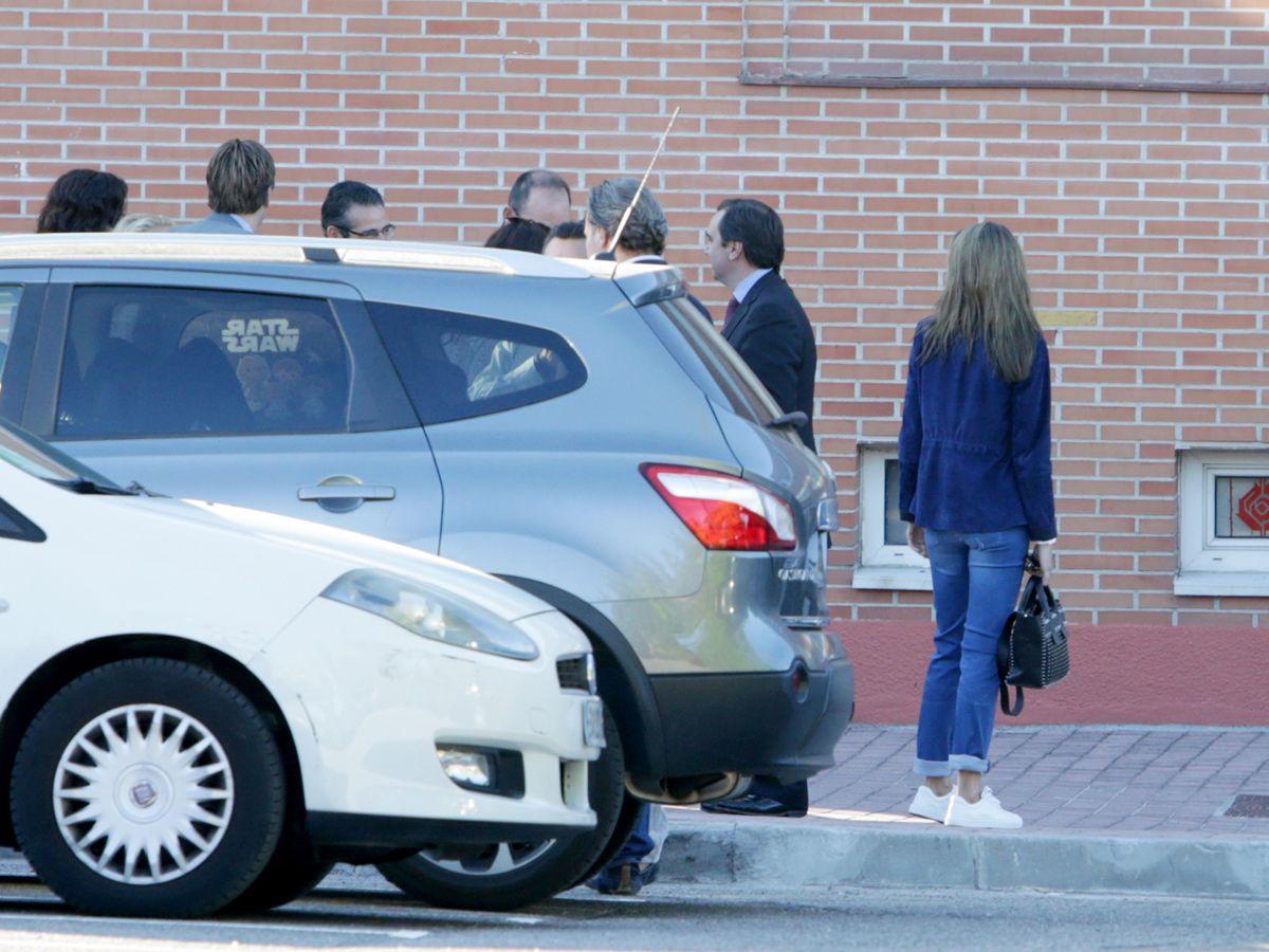 La Reina Letizia dejando a sus hijas en el colegio