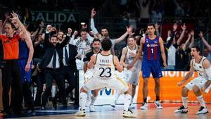 Llull celebra una excepcional canasta ante el Barça.