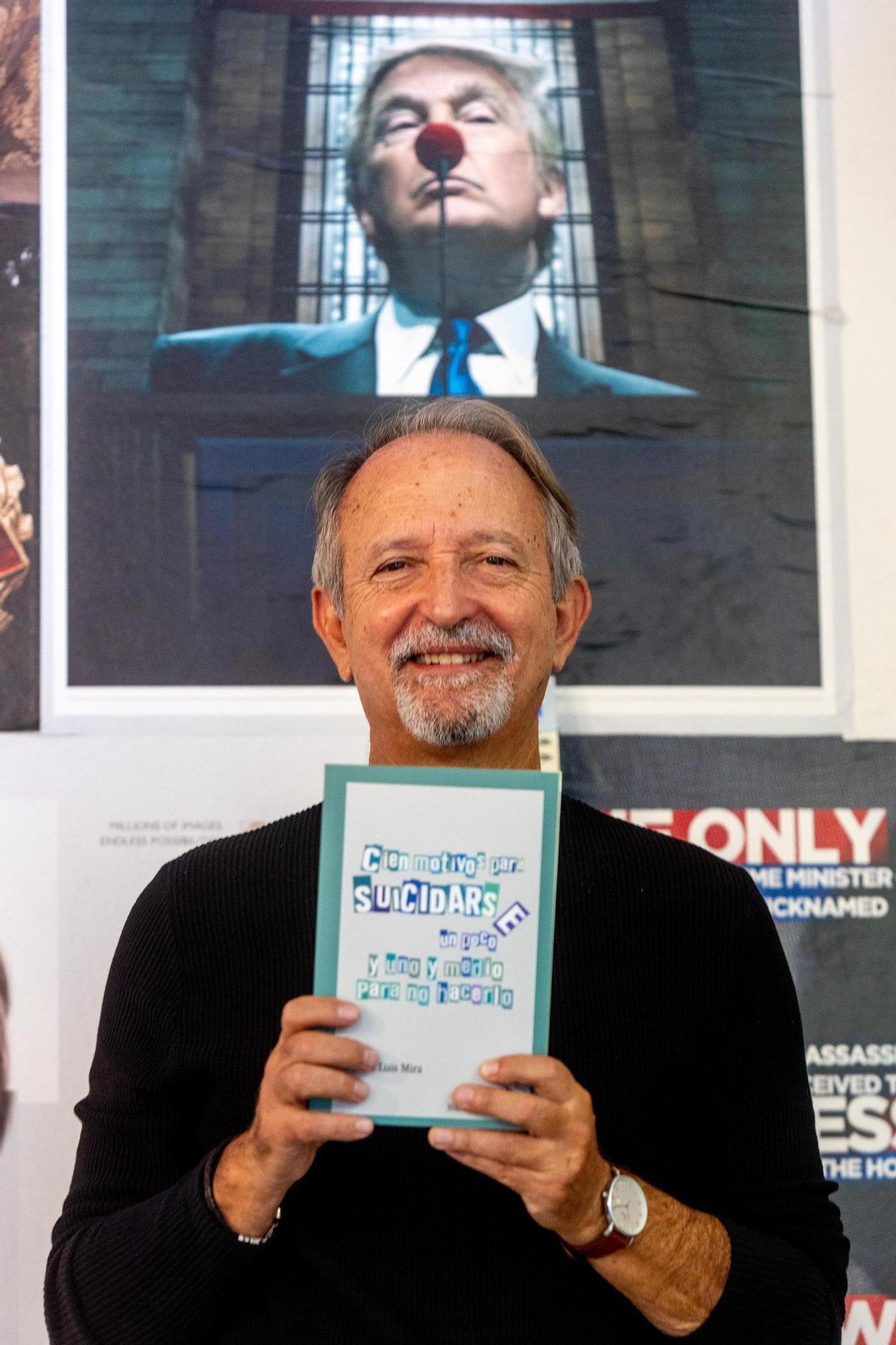 Juan Luis Mira posa con su nueva novela