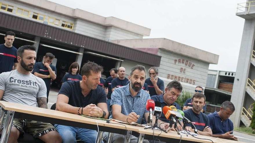 Bomberos de Ourense, en una comparecencia hace días para denunciar carencias. // Brais Lorenzo