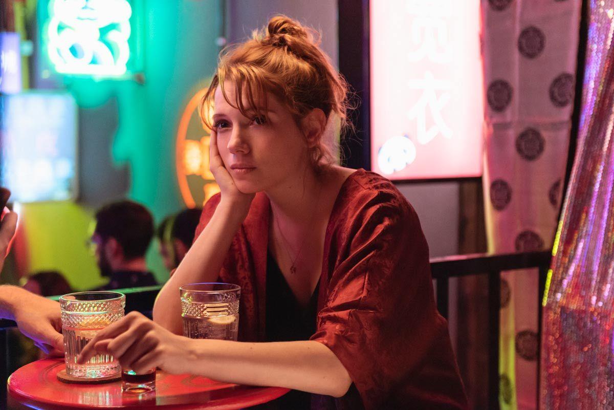 Diana Gómez (Valeria) en el bar de copas 'Lucky Dragon'