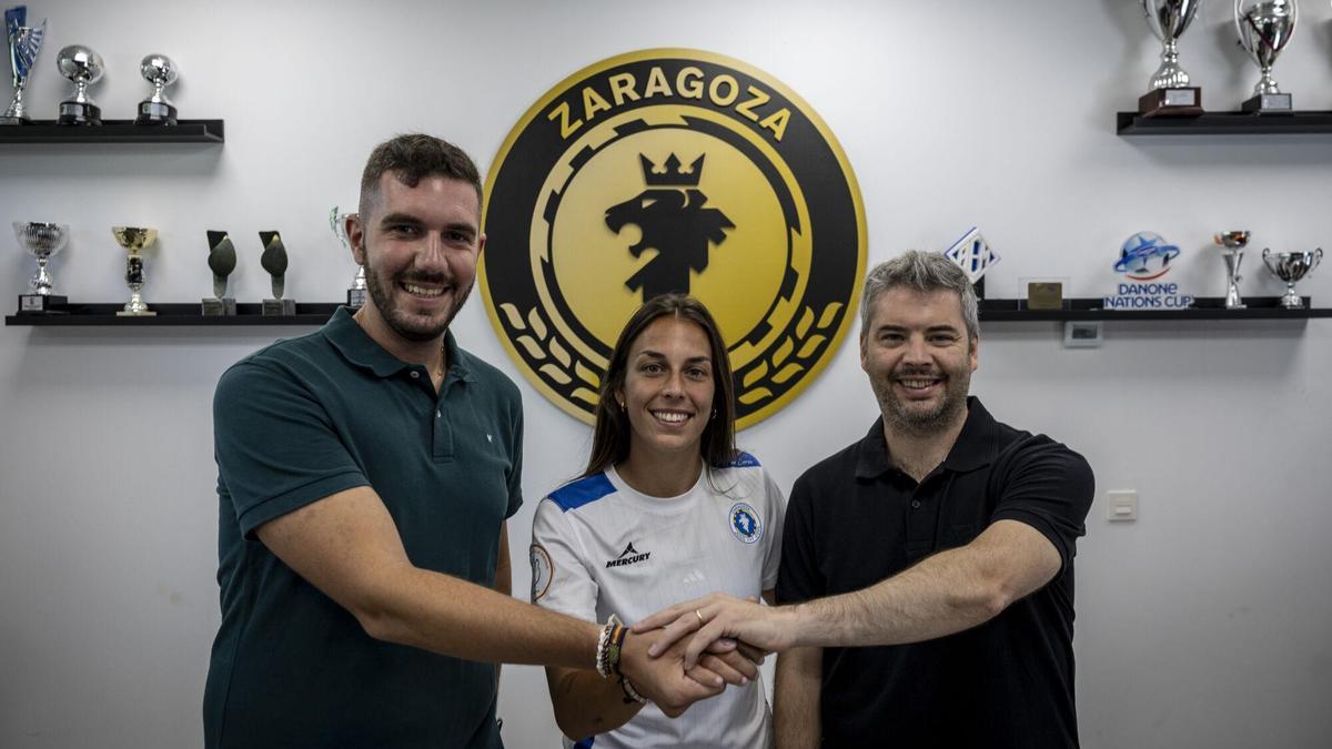 Carlos Roldán, entrenador, Lucía Fuertes, capitana, y Manuel Abellán, nuevo presidente del ZCFF.