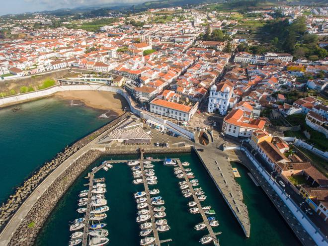 Puerto en Angra do Heroísmo, capital de la Isla Terceira (Islas Azores)