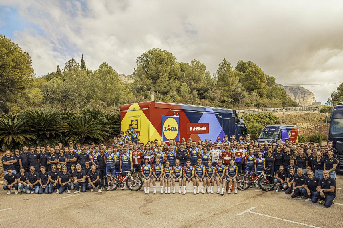 Foto de familia de los miembros del Lidl-Trek para la temporada 2026.