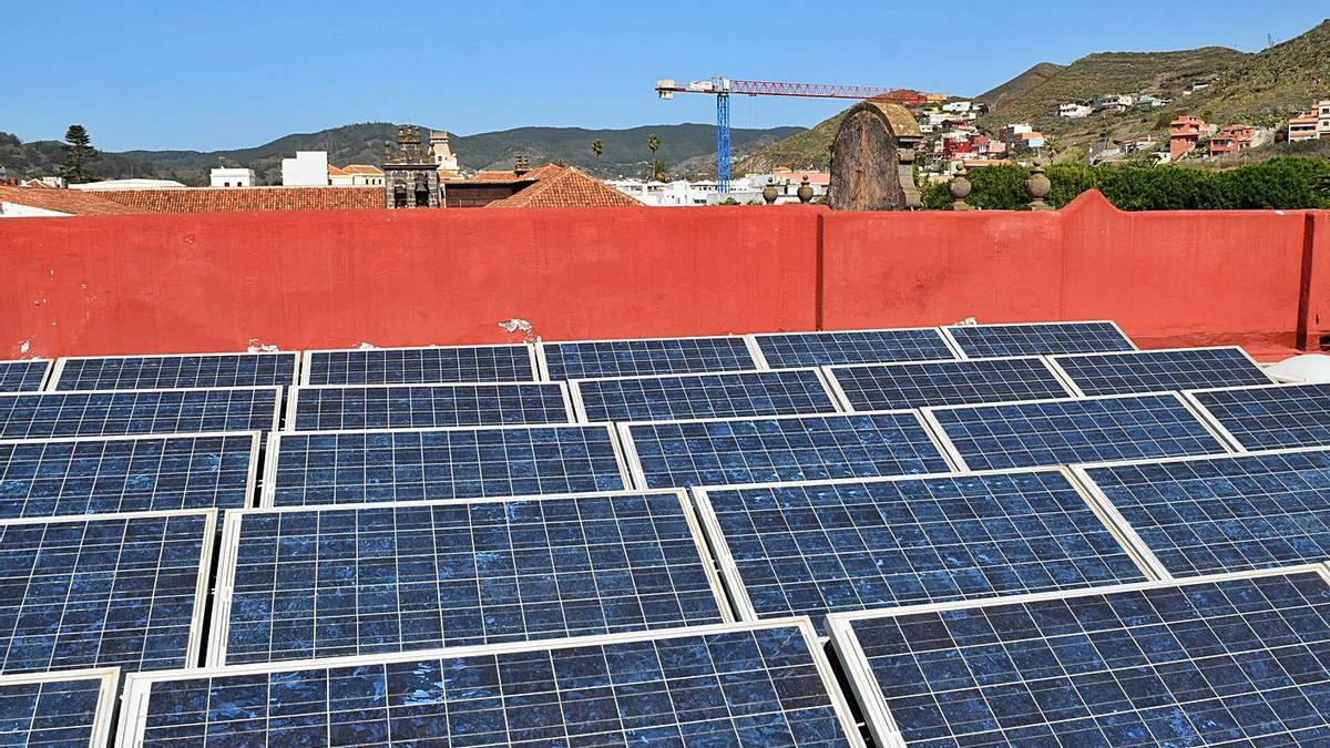 Unas placas solares en la azotea del Ayuntamiento de La Laguna.