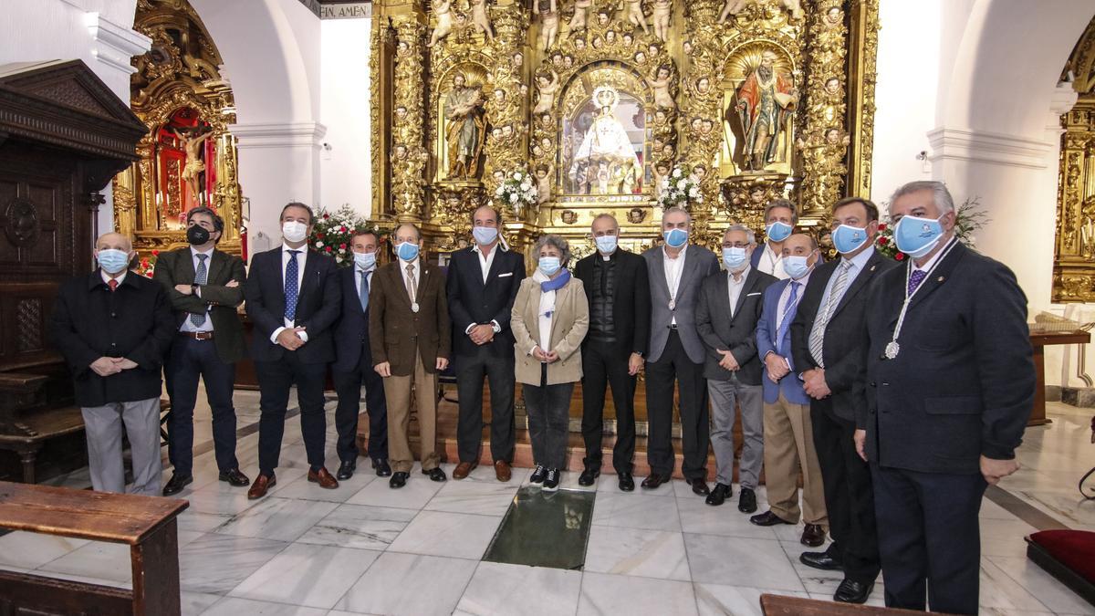 Foto de familia, ayer en el santuario de la Virgen de la Montaña, a los pies del altar mayor con la patrona en el camarín.