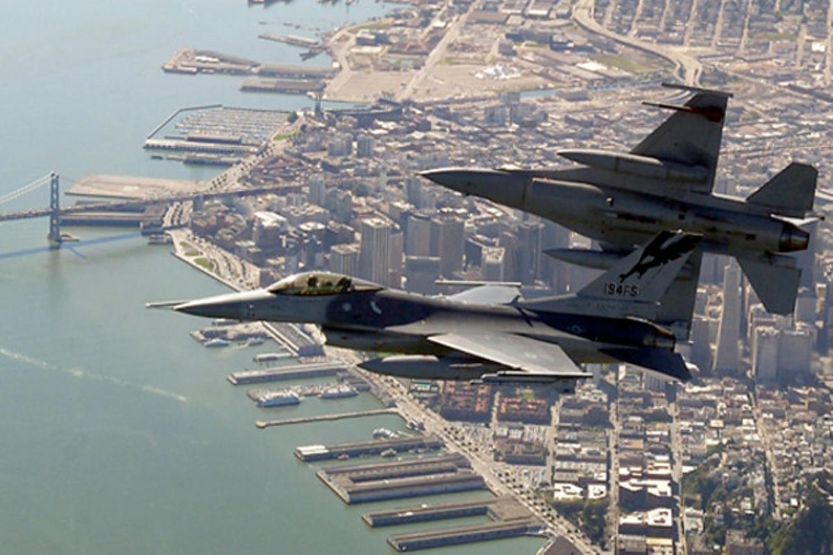 Dos caces F-16 de les forces aèries nord-americanes sobrevolen la badia de San Francisco durant un entrenament (Estats Units).