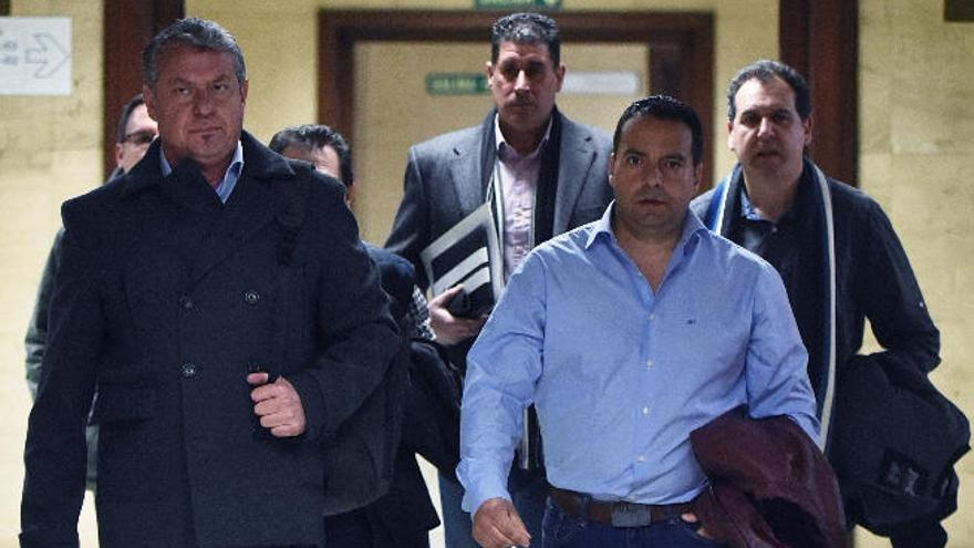 Los representantes de los estibadores, Miguel Rodríguez (i) y Antolín Goya (d), ayer tras la reunión con Fomento.