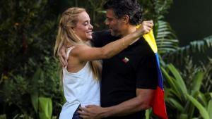 Lilian Tintori abraza a su esposo, Leopoldo López, en la embajada española en Caracas.