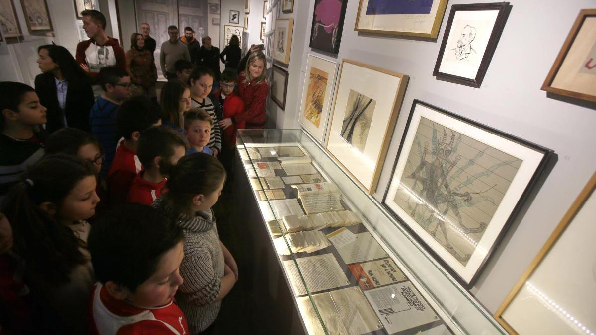 Decenas de niños en el Espai Fuster de Sueca.