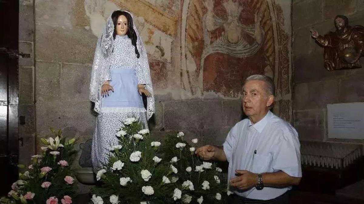 El párroco Ramiro Lamas ante la imagen de la Virgen de Castrelos.
