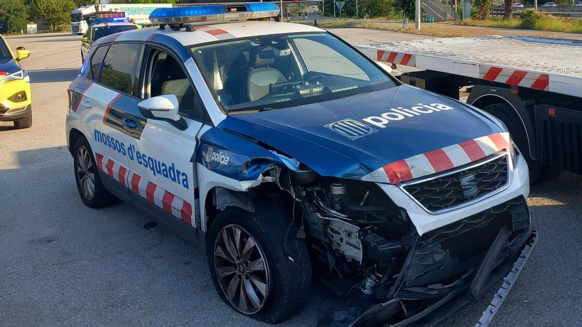 Coche de los Mossos d'Esquadra embestido por el conductor detenido