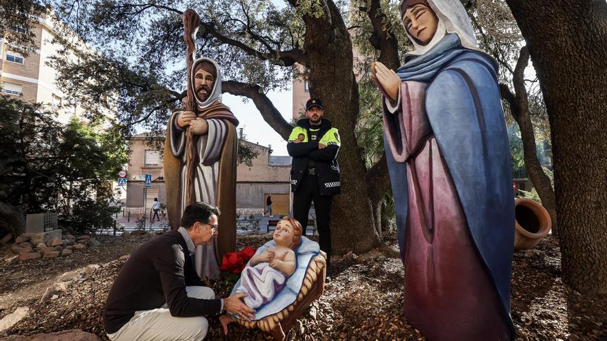 Aparece en un contenedor el Niño Jesús robado de un belén de San Vicente