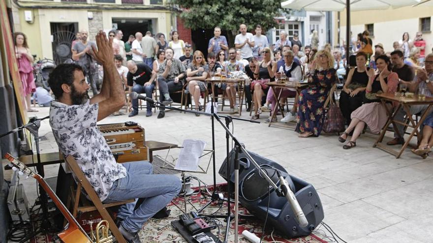 Un concierto en la calle en el barrio gijonés de Cimavilla