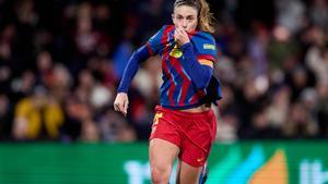 Alexia Putellas se besa el escudo del Barça tras marcar el 2-0 en el Clásico para ganar la Supercopa