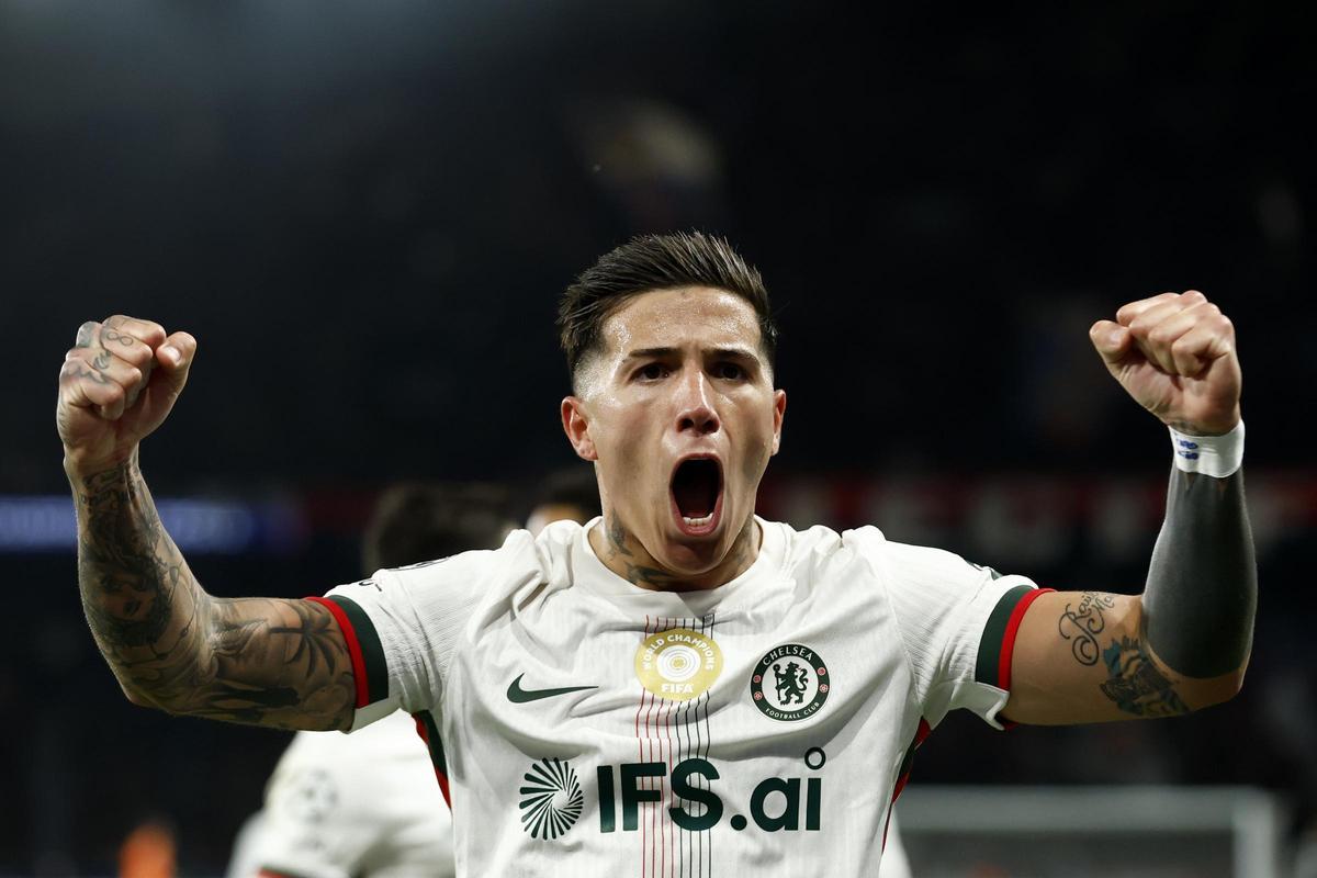 PARIS (France), 11/03/2026.- Enzo Fernandez of Chelsea celebrates after scoring the 2-2 goal during the UEFA Champions League Round of 16 1st leg match Paris Saint-Germain against Chelsea FC, in Paris, France, 11 March 2026. (Liga de Campeones, Francia) EFE/EPA/YOAN VALAT