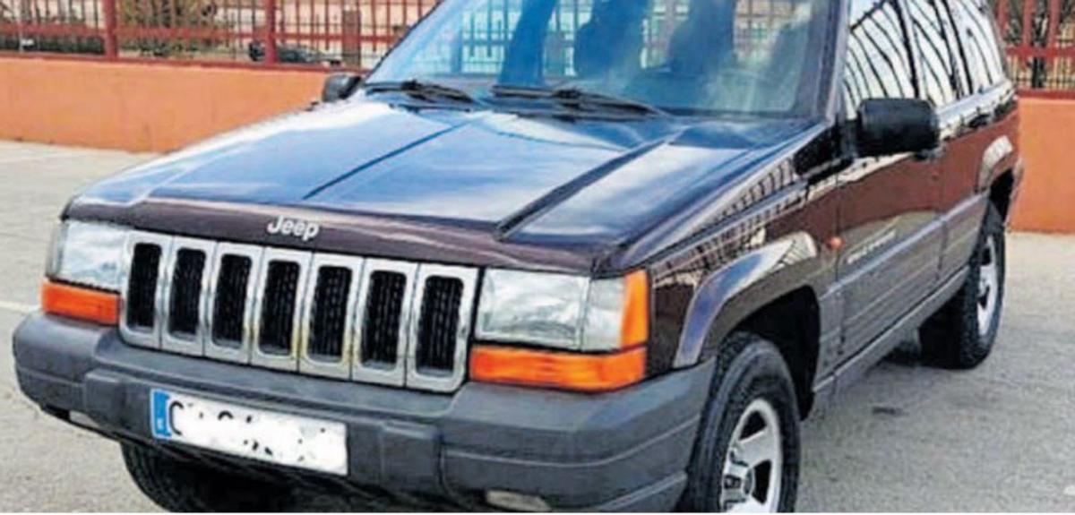 Arriba, plaza de San Marcial, abajo el coche robado en uno de los asaltos de diciembre. | E. F. / Cedida