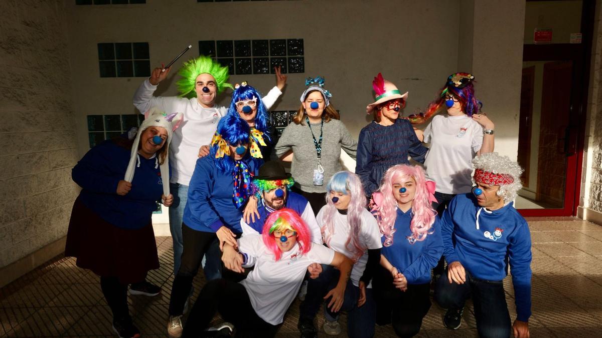 De pie, de izquierda a derecha, Noemí Rodríguez, Álvaro Llera, Yolanda González, Soledad Pozuelo (con lazos amarillos), Lourdes Sánchez, Tamara Rodríguez y Lorena Basols. Agachados, en el mismo orden,  Juan Pérez, Rebeca Tenorio, Yulia Viñas, Jenn Amor y Nacho Manzaneda, en Oviedo.