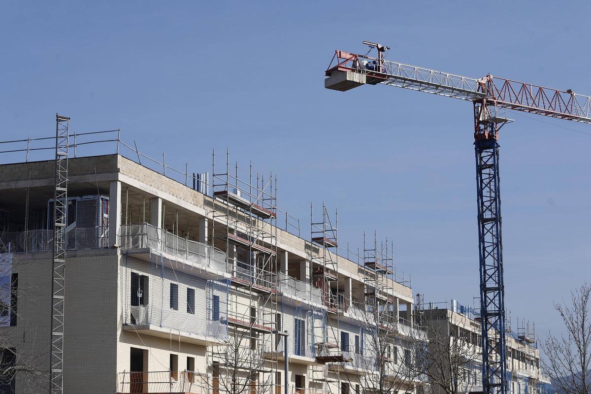 Habitatges en construcció a Girona.