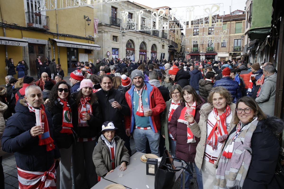 La Mareona invade León ates del partido del Sporting