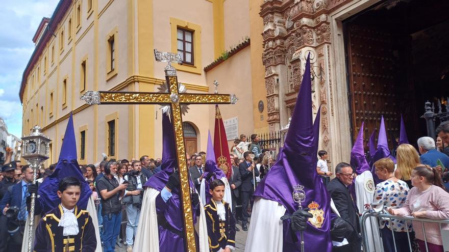Vídeo | La Cruz de Guía de la Hermandad de Las Cigarreras sale a la calle
