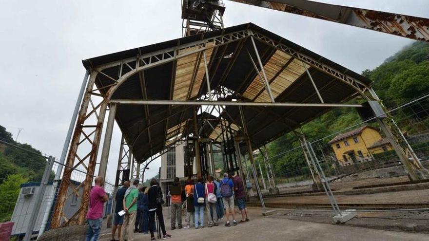 Varias personas, durante una de las visitas guiadas al pozo Santa Bárbara.