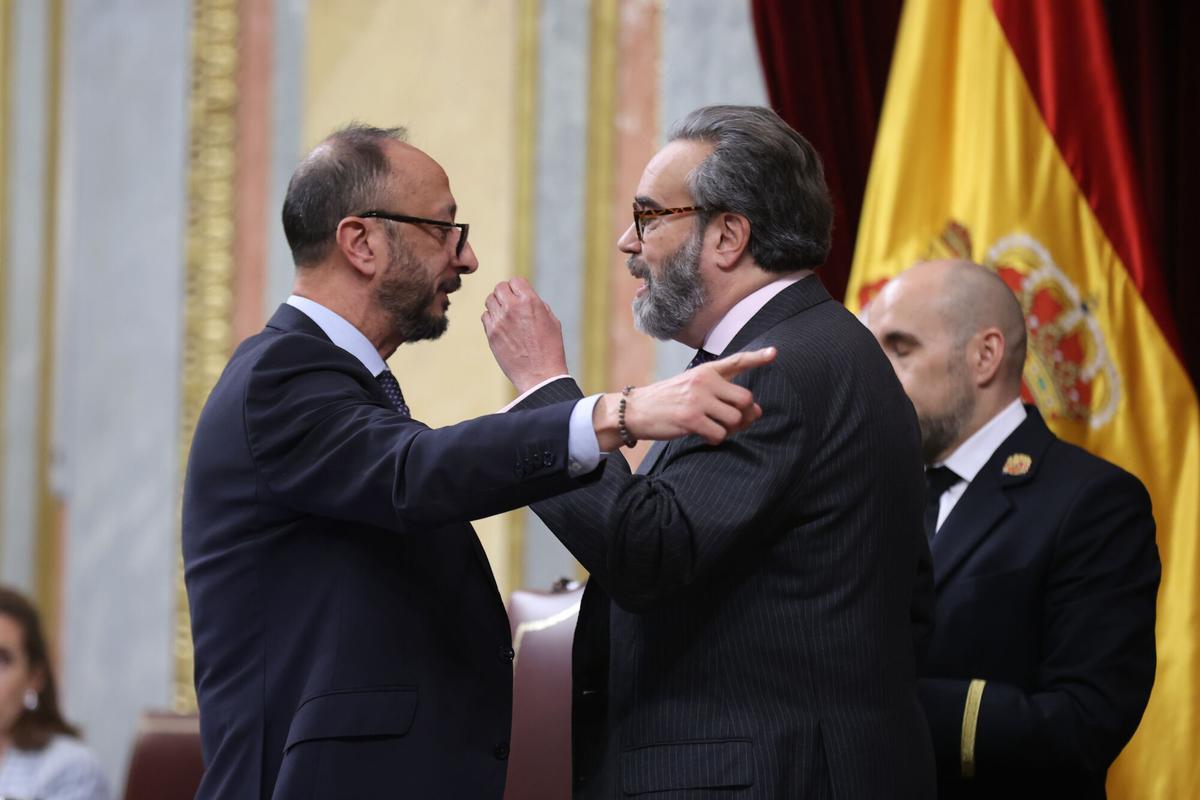 MADRID, 14/04/2026.- El vicepresidente de la cámara, Alfonso Rodríguez Gómez de Celis (i) discute con el diputado de Vox José María Sánchez durante el Pleno del Congreso de los Diputados que se celebra este martes en Madrid. EFE/ Víctor Lerena