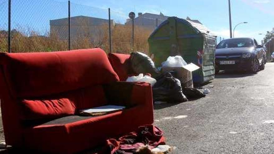 Los sofás han sido abandonados junto al contenedor verde de la calle Filà Verds.