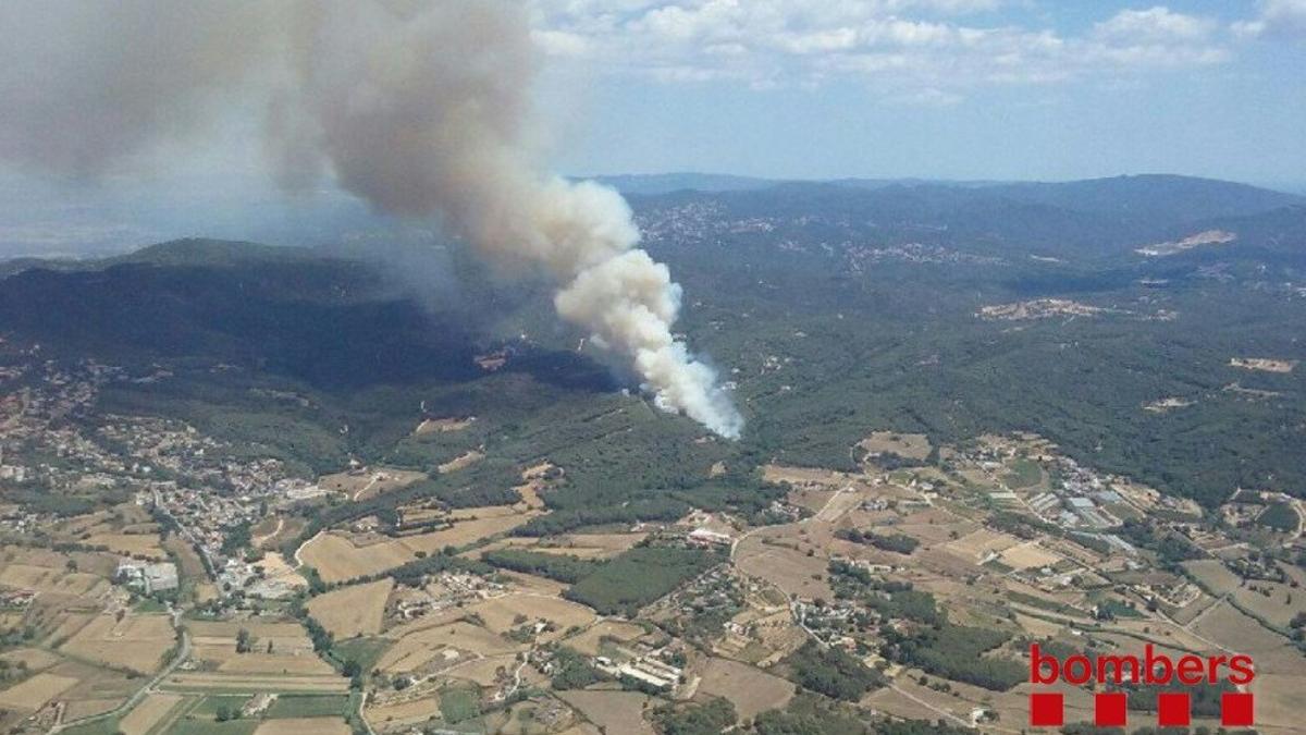 Imagen aérea del incendio de Blanes poco después de iniciarse el fuego