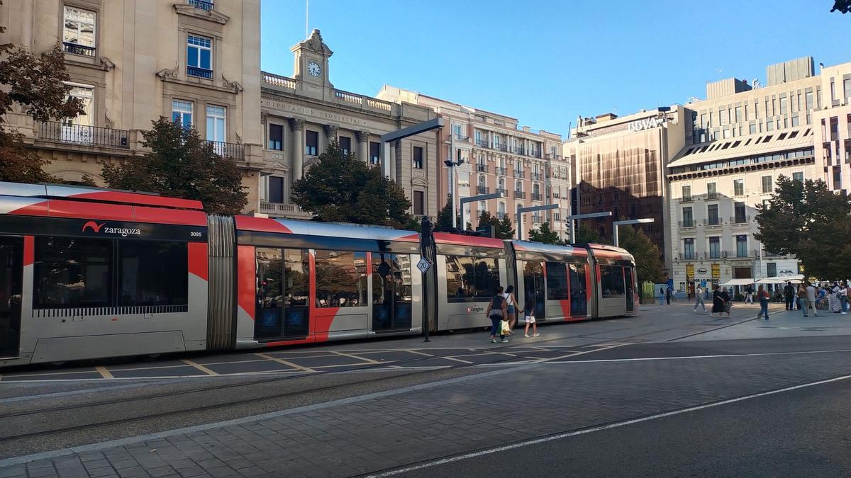 El tranvía doble, parado justo en la intersección entre las vías y la calzada en plaza España.