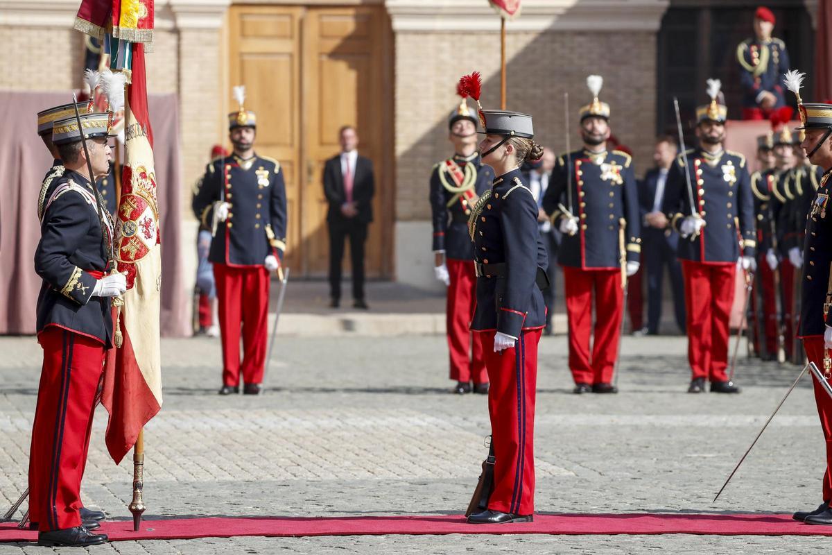 La princesa Leonor jura bandera