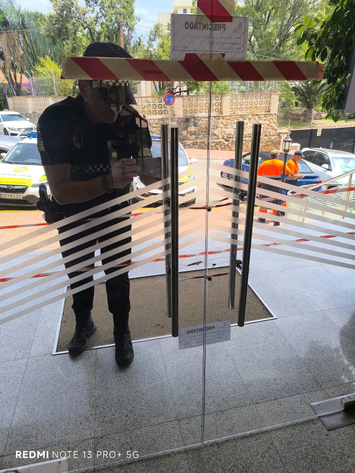 Un agente de la Policía Local precinta el hotel Vistamar de Benalmádena.