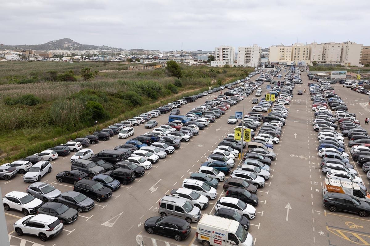 Todas las imágenes del atasco que colapsa la ciudad de Ibiza