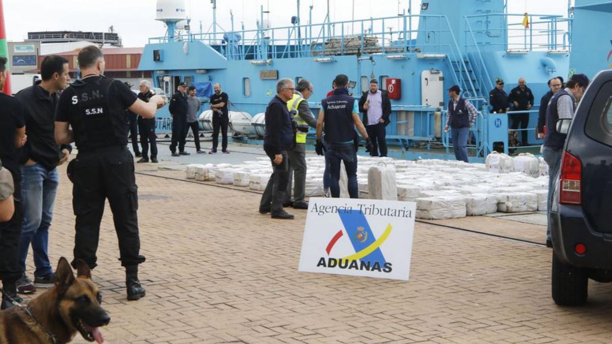 La descarga en 2019 en Vigo del alijo del “Gure Leire”.