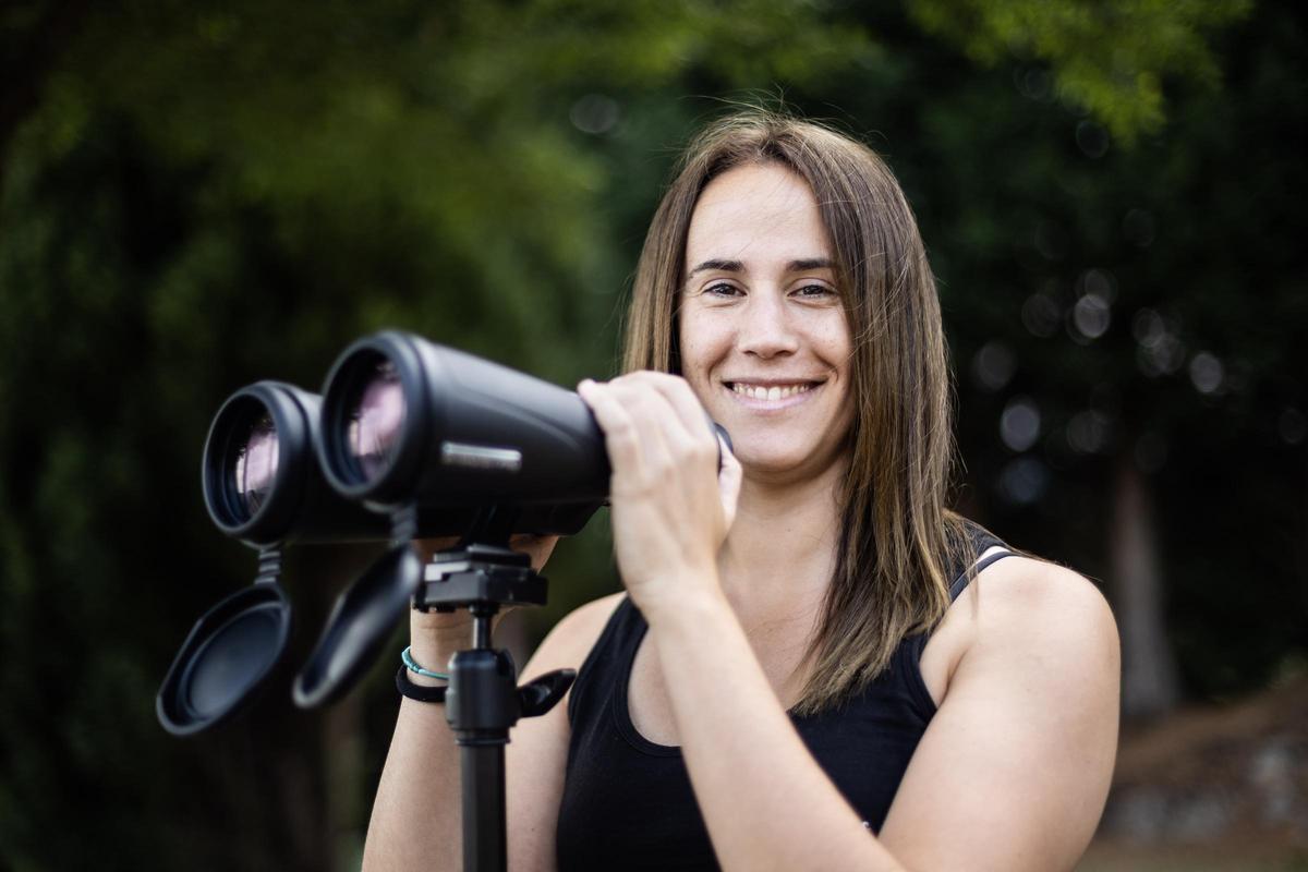 Lucía González, en su pueblo, Cereceda, con uns prismáticos astronómicos.
