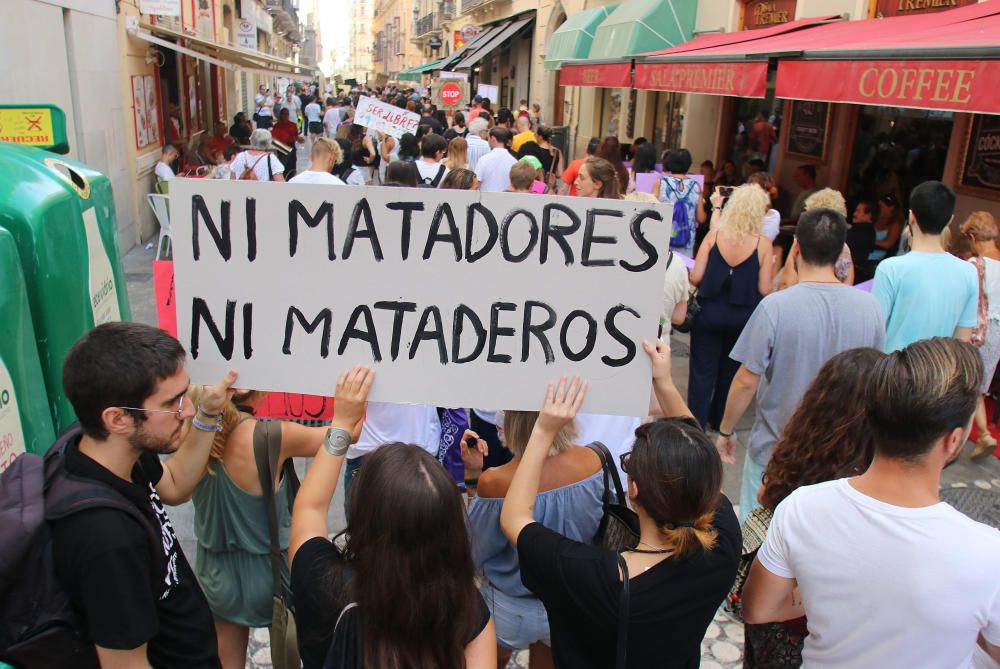 Centenares de personas se unen en Málaga contra la tauromaquia