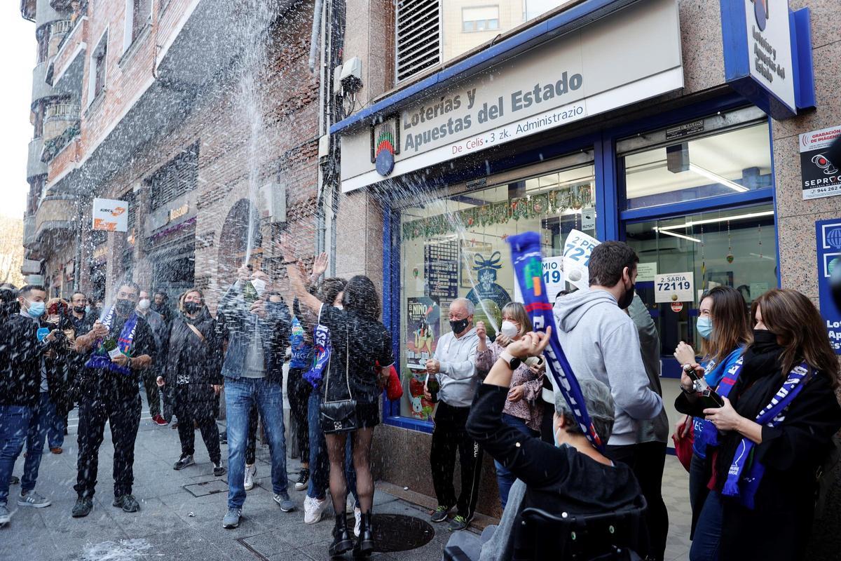 72119 premio de la Lotería de Navidad, imágenes de los premiados