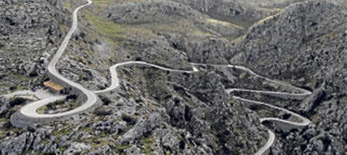 Atlantic Ocean Road de Noruega. Comprende un recorrido de 8,3 kilómetros entre viaductos, puentes e islotes que cruzan el imponente mar de Noruega.
