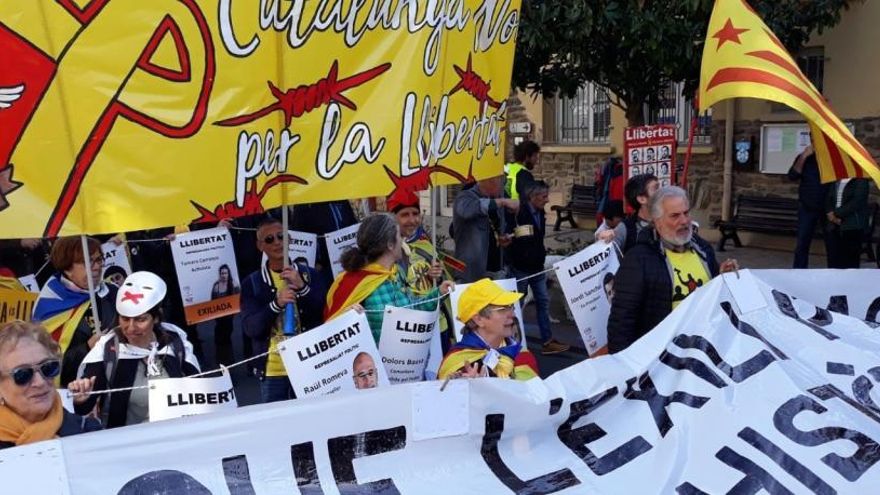 Uns 250 independentistes es concentren davant la visita de Sánchez a la tomba de Machado