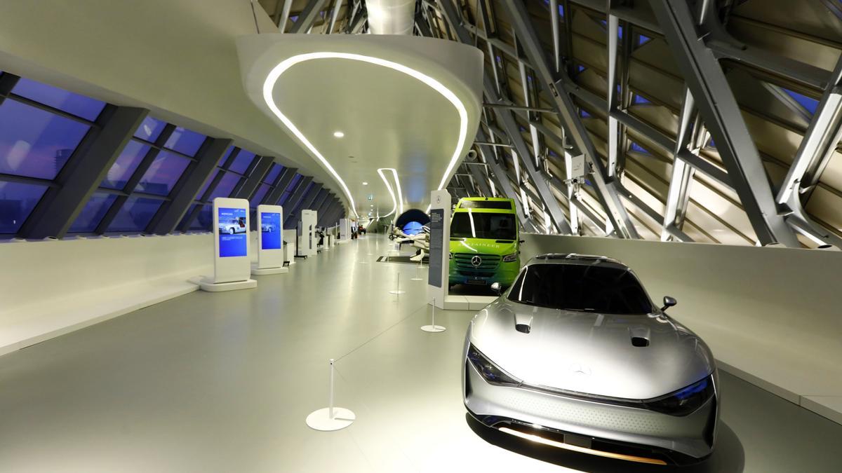 El Mobility City acoge una exposición de coches clásicos y futuristas.