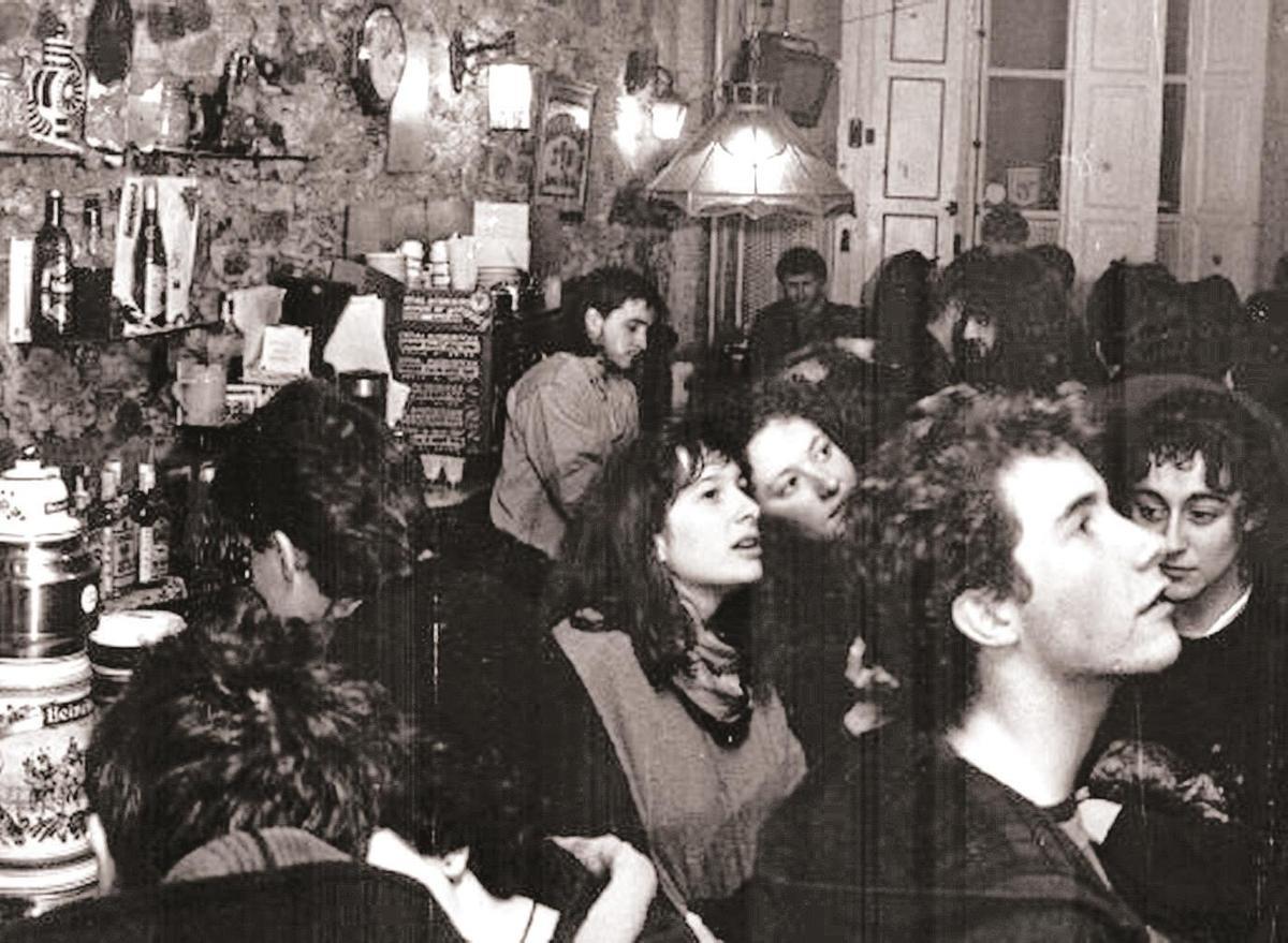 Fiesta en compostela. Imagen de una noche de fiesta en As Crechas en la capital gallega en 1992. Foto: ECG