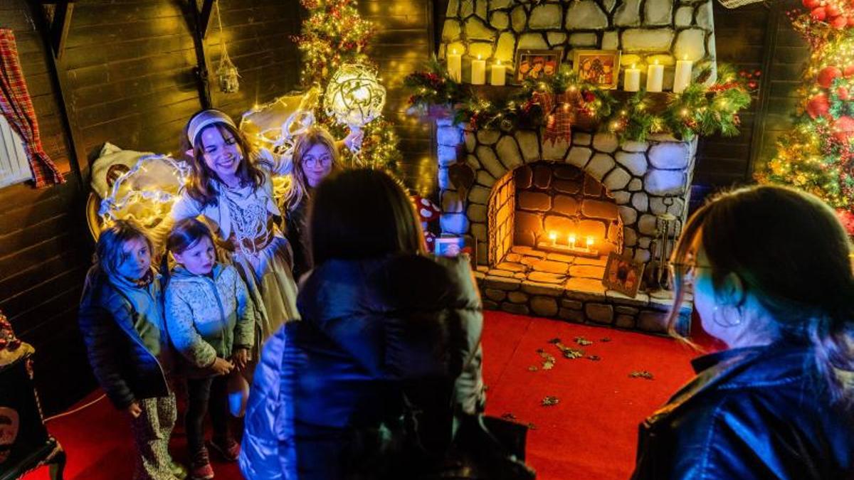 Manresa estrena amb els braços oberts una Plaça de Nadal ple de gent.